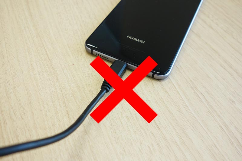 スマホの熱暴走を防ぐ!夏のトラブル対策3つのポイント 1 e382b9e3839ee3839be381aee786b1e69ab4e8b5b0e38292e998b2e38190efbc81e5a48fe381aee38388e383a9e38396e383abe5afbee7ad963e381a4e381aee3839d 1