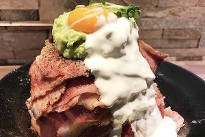神保町ペロリ旅！神保町ビーフの山盛りアボカドローストビーフ丼